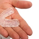 A-Guide-in-Choosing-an-Anti-Snore-Mouthpiece-snoring-mouthpiece-on-hand