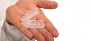 A-Guide-in-Choosing-an-Anti-Snore-Mouthpiece-snoring-mouthpiece-on-hand
